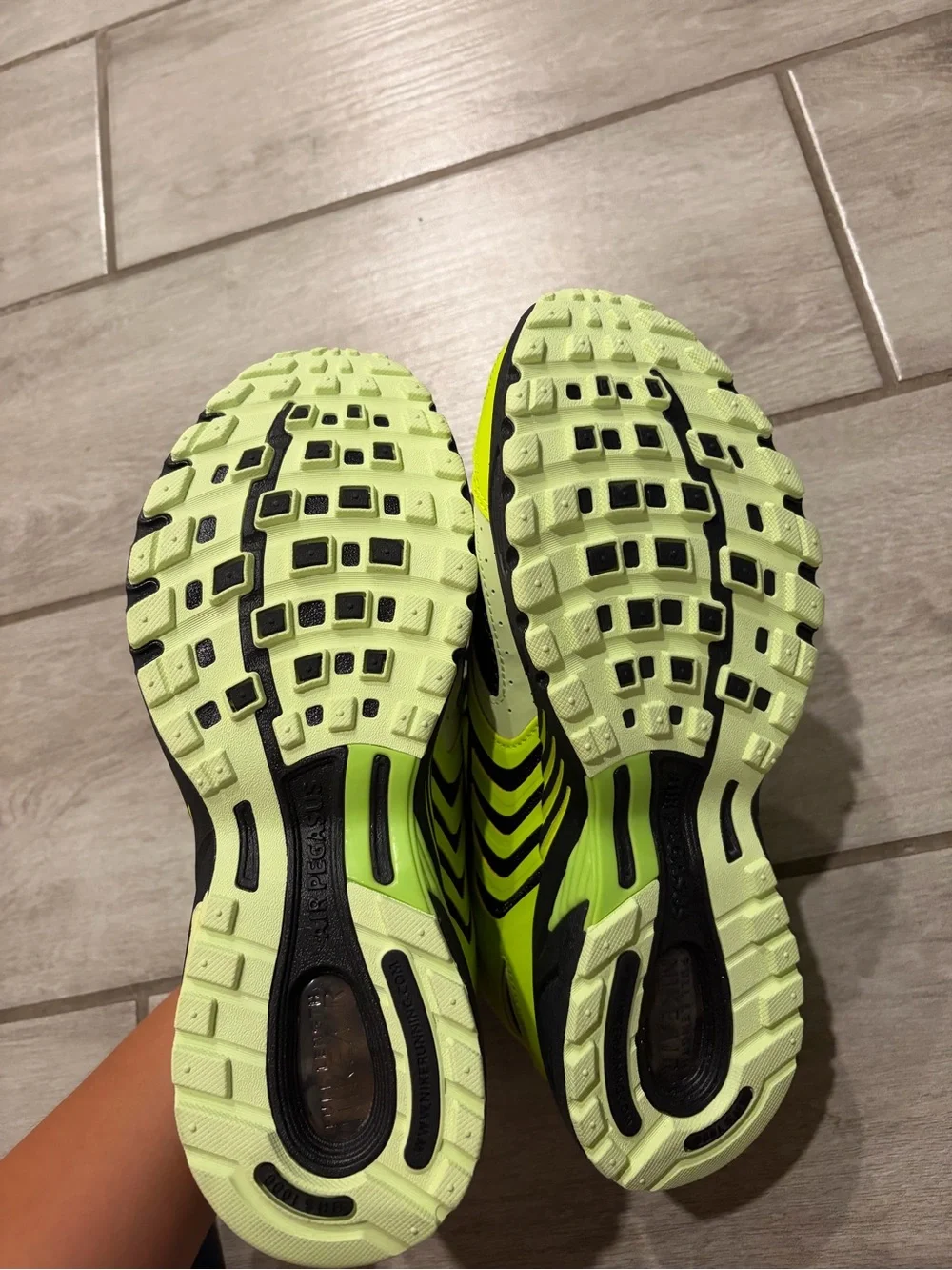 Nike Air Pegasus 2K5 Mens Size 9 Volt Black Barely Volt HQ5403 700 NWOT